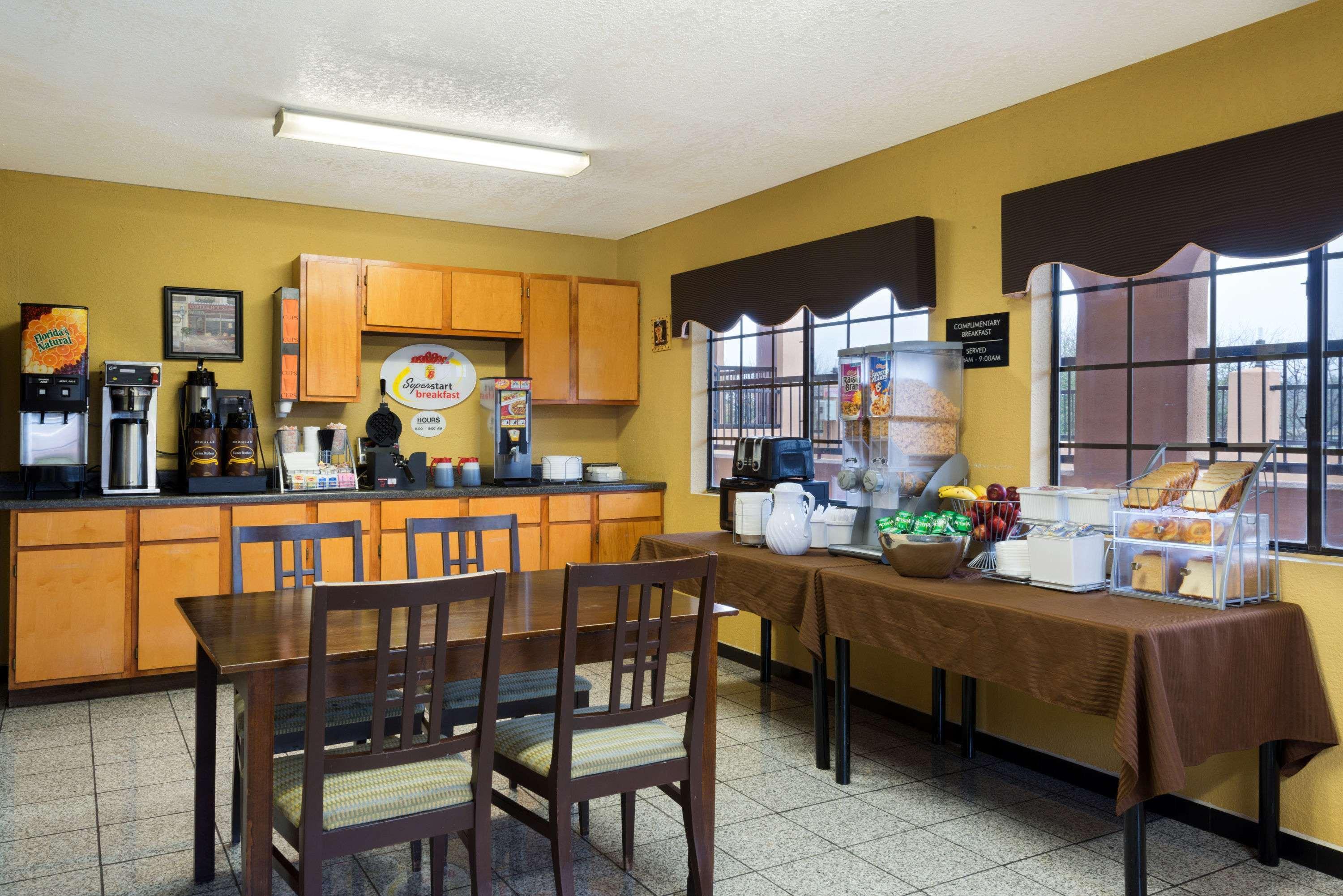 Super 8 By Wyndham San Antonio/Riverwalk Area Bagian luar foto