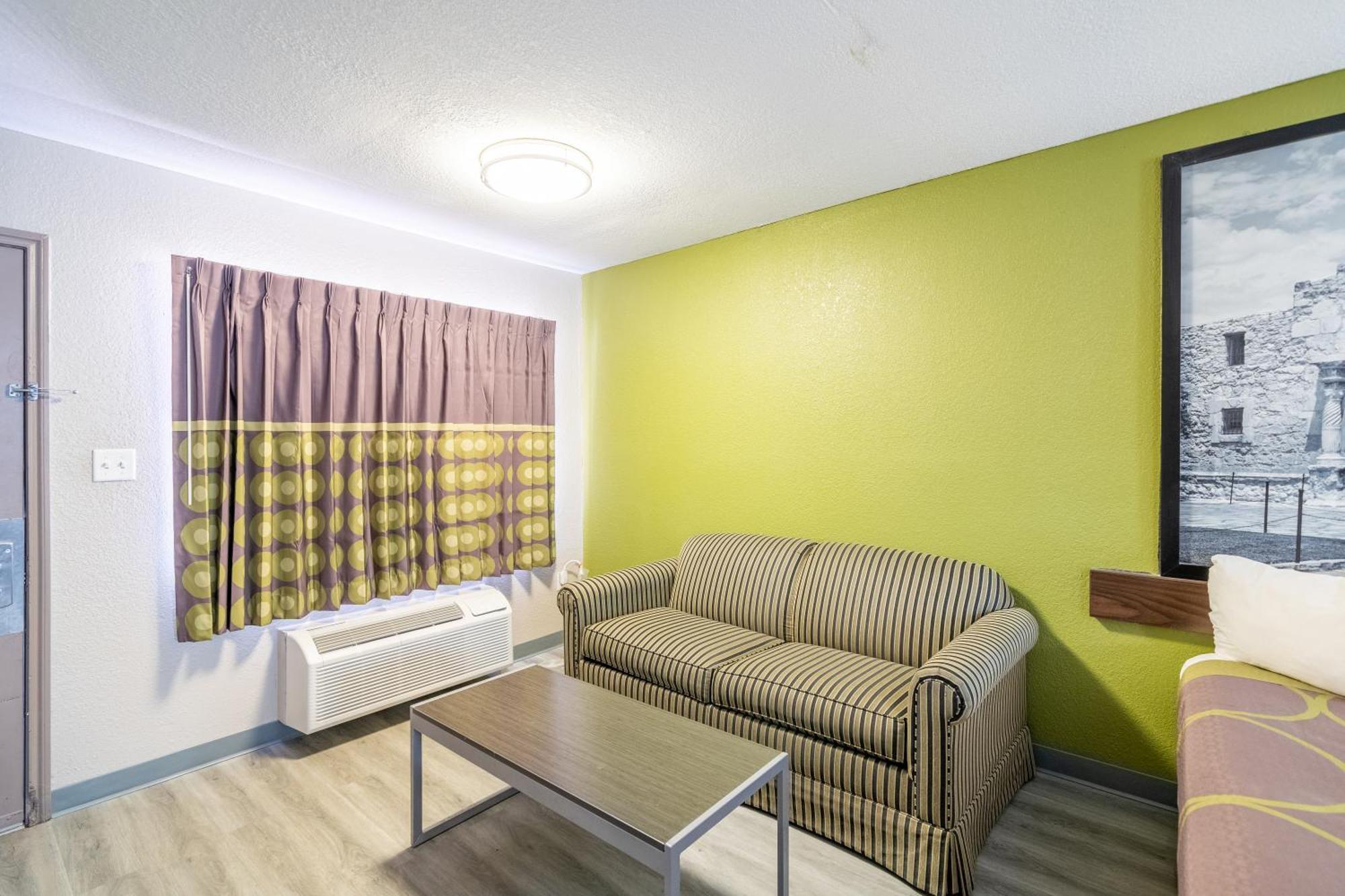 Super 8 By Wyndham San Antonio/Riverwalk Area Bagian luar foto